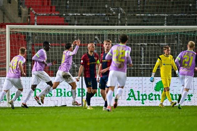 Wuerzburger Spieler mit Torjubel, Jubel, Torjubel, Torerfolg, celebrate the goal, goal, celebration, Jubel ueber das Tor zum 0:2 durch Tarsis Bonga (Wuerzburg, 30) (2.v.li.), optimistisch, Action, Aktion, Unterhachinger Spieler enttaeucht schauend, Enttaeuchung, Frustration, disappointed, pessimistisch, 31.10.2025, Unterhaching (Deutschland), Fussball, Regionalliga Bayern, SpVgg Unterhaching - FC Würzburger Kickers