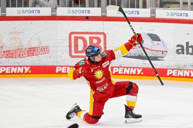 Eishockey DEL2 - 25 26 - 14. Spieltag: Düsseldorfer EG vs Lausitzer Füchse am 31.10.2025 im PSD Bank Dome in Düsseldorf Düsseldorfs Max Balinson (Nr.58) bejubelt seinen Treffer zum 1:0 *** Ice Hockey DEL2 25 26 14 Matchday Düsseldorfer EG vs Lausitzer Füchse on 31 10 2025 at the PSD Bank Dome in Düsseldorf Max Balinson No 58 celebrates his goal for 1 0 WD
