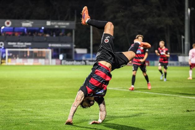 3. Liga: FC Viktoria Köln - FC Ingolstadt 04, 31.10.2025 Jubel zum 3:1 durch Lex-Tyger Lobinger (Viktoria Köln, 9) inklusive Radschlag; Köln, 31.10.2025, 13. Spieltag der 3. Fußball-Liga, FC Viktoria Köln - FC Ingolstadt 04 im Sportpark Hoehenberg in Köln. Die DFL-Bestimmungen verbieten die Verwendung von Fotografien als Bildsequenzen und oder Quasi-Videos. Copyright: xBEAUTIFULxSPORTS LeahxKohringx