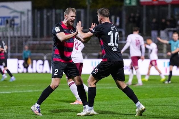 31.10.2025, xydrx, Fußball, 3.Liga, FC Viktoria Köln - FC Ingolstadt 04, Saison 2025 2026, Sportpark Höhenberg: Torjubel nach dem Tor zum 1:1 für den FC Viktoria Köln durch Torschütze David Otto (FC Viktoria Köln 10) zusammen mit Lars Dietz (FC Viktoria Köln 2) DFB regulations prohibit any use of photographs as image sequences and or quasi-video. Nordrhein-Westfahlen Deutschland