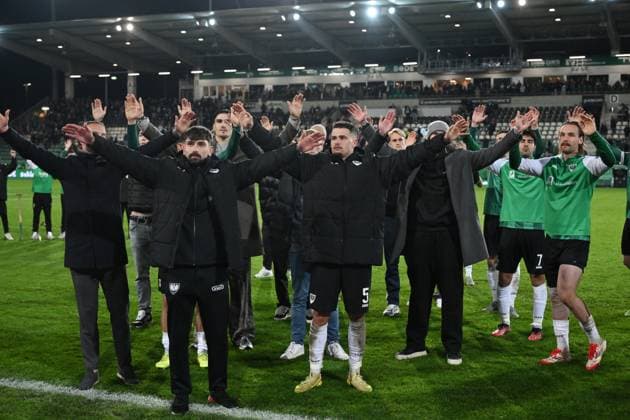Münsters Spieler feiern den Sieg, vorne v.li., der verletzte Malik Batmaz (Preußen Münster), Siegtorschütze Yassine Bouchama (Preußen Münster) 31.10.2025, Fussball 2. Bundesliga, Saison 2025 2026, 11. Spieltag, Preußen Münster - Holstein Kiel DFL regulations prohibit any use of photographs as image sequences and or quasi-video Muenster Preussenstadion Nordrhein Westfalen Deutschland