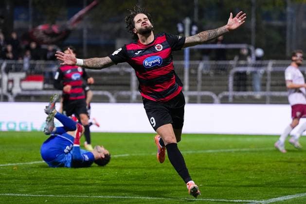 31.10.2025, xydrx, Fußball, 3.Liga, FC Viktoria Köln - FC Ingolstadt 04, Saison 2025 2026, Sportpark Höhenberg: Torjubel nach dem Tor zum 2:1 für den FC Viktoria Köln durch Torschütze Lex-Tyger Lobinger (FC Viktoria Köln 9) DFB regulations prohibit any use of photographs as image sequences and or quasi-video. Nordrhein-Westfahlen Deutschland