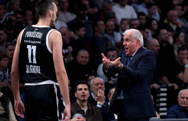 Partizan v Barcelona, Euroleague, season 2025 2026, round 8 Belgrade, Serbia. 31th Oct, 2025. Head Coach of Partizan, Zeljko Obradovic (R) and Aleksej Pokusevski (L) during Euroleague basketball match between Partizan and Barcelona on October 31. 2025. in Belgrade, Serbia. Belgrade Serbia Copyright: xPedjaxMilosavljevic STARSPORTx