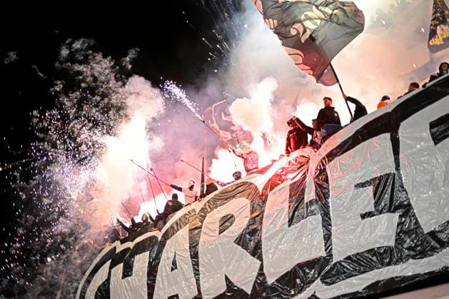 Standard de Liege v Sporting Charleroi - Jupiler Pro League LIEGE, BELGIUM - OCTOBER 31 : Supporters of Charleroi light on fireworks during the Jupiler Pro League match between Standard de Liege and Sporting Charleroi on October 31, 2025 in Liege, Belgium, 31 10 2025 Liege Belgium  Copyright: xNicoxVereeckenx