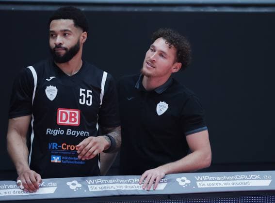 Im Bild: v.li. David Muenkat (Wuerzburg Baskets, 55) und der verletzte Brae Ivey (Wuerzburg Baskets, 11) 31.10.2025, Basketball, Fitness First Wuerzburg Baskets vs. Science City Jena, easyCredit BBL, 6. Spieltag, Deutschland, Wuerzburg, tectake-Arena, Copyright: HMBxMedia xJulienxBecker