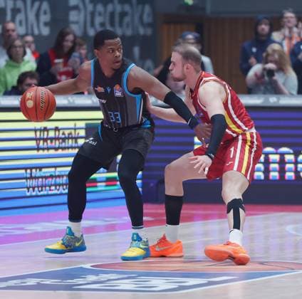 Im Bild: v.li. Eric Washington (Science City Jena, 33) gegen Lukas Herzog (Wuerzburg Baskets, 1) 31.10.2025, Basketball, Fitness First Wuerzburg Baskets vs. Science City Jena, easyCredit BBL, 6. Spieltag, Deutschland, Wuerzburg, tectake-Arena, Copyright: HMBxMedia xJulienxBecker
