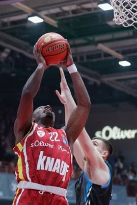 Im Bild: v.li. Johnathan Stove (Wuerzburg Baskets, 22) gegen Lorenz Bank (Science City Jena, 25) 31.10.2025, Basketball, Fitness First Wuerzburg Baskets vs. Science City Jena, easyCredit BBL, 6. Spieltag, Deutschland, Wuerzburg, tectake-Arena, Copyright: HMBxMedia xJulienxBecker