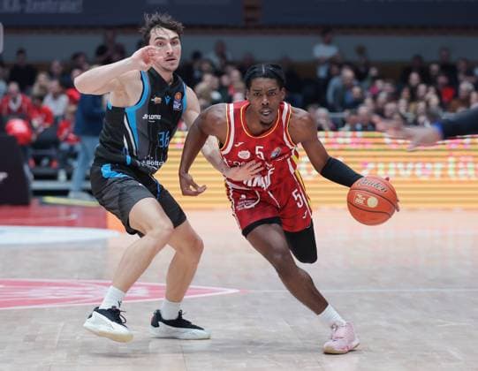 Im Bild: v.li. 31.10.2025, Basketball, Fitness First Wuerzburg Baskets vs. Science City Jena, easyCredit BBL, 6. Spieltag, Deutschland, Wuerzburg, tectake-Arena, Copyright: HMBxMedia xJulienxBecker