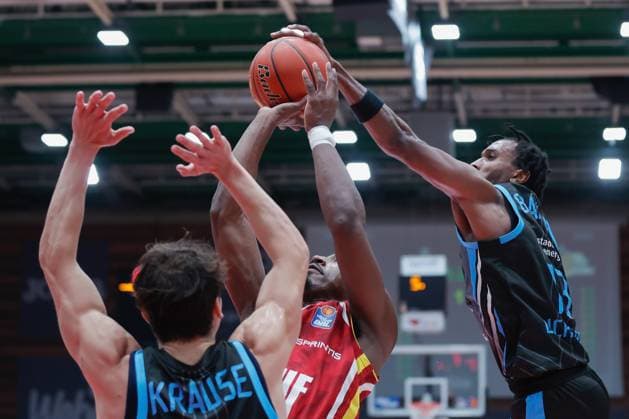 Im Bild: v.li. Johnathan Stove (Wuerzburg Baskets, 22) wird von Keith Braxton Jr. (Science City Jena, 13) geblockt 31.10.2025, Basketball, Fitness First Wuerzburg Baskets vs. Science City Jena, easyCredit BBL, 6. Spieltag, Deutschland, Wuerzburg, tectake-Arena, Copyright: HMBxMedia xJulienxBecker