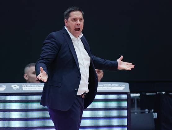 Im Bild: Head-Coach Sasa Filipovski (Wuerzburg Baskets) mit Anweisungen 31.10.2025, Basketball, Fitness First Wuerzburg Baskets vs. Science City Jena, easyCredit BBL, 6. Spieltag, Deutschland, Wuerzburg, tectake-Arena, Copyright: HMBxMedia xJulienxBecker