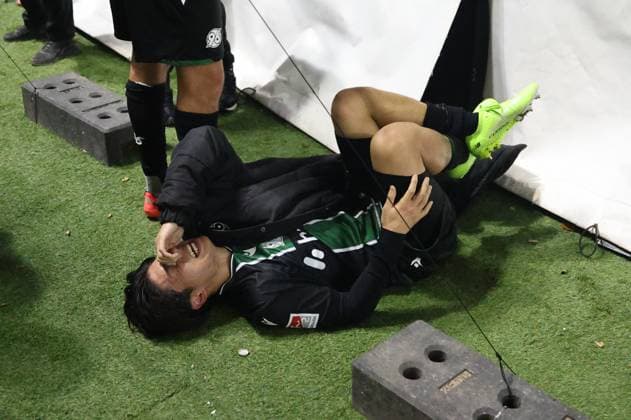 31.10.2025, Fussball, Herren, 2. Bundesliga, Saison 2025 2026, SV 07 Elversberg - Hannover 96, Daisuke Yokota (Hannover 96) verletzt Elversberg Ursapharm-Arena an der Kaiserlinde Saarland Deutschland (DE) *** 31 10 2025, Football, Men, 2 Bundesliga, Season 2025 2026, SV 07 Elversberg Hannover 96, Daisuke Yokota Hannover 96 injured Elversberg Ursapharm Arena an der Kaiserlinde Saarland Germany EN Copyright: xSebastianxBachx