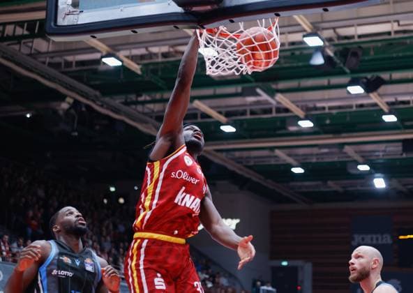 Im Bild: v.li. Naz Bohannon (Science City Jena, 15), Charles Thompson (Wuerzburg Baskets, 32) mit dem Dunking und Robin Christen (Science City Jena, 8) 31.10.2025, Basketball, Fitness First Wuerzburg Baskets vs. Science City Jena, easyCredit BBL, 6. Spieltag, Deutschland, Wuerzburg, tectake-Arena, Copyright: HMBxMedia xJulienxBecker