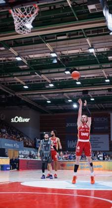 Im Bild: Lukas Herzog (Wuerzburg Baskets, 1) mit den Freiwuerfen 31.10.2025, Basketball, Fitness First Wuerzburg Baskets vs. Science City Jena, easyCredit BBL, 6. Spieltag, Deutschland, Wuerzburg, tectake-Arena, Copyright: HMBxMedia xJulienxBecker