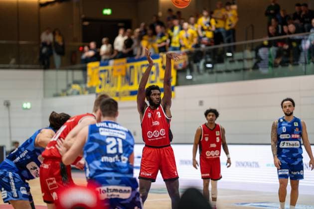 Deutschland: 2. Barmer Basketball Bundesliga Pro A 2025 26, 6. Spieltag - SBB Baskets Wolmirstedt vs Phoenix Hagen - Wolfgang Lakenmacher Halle (Magdeburg): Travis Henson (SBB Baskets Wolmirstedt, 2) Copyright: xTomxLauruschkatx