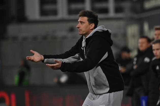 31.10.2025, xjrdrx, Fussball 2.Bundesliga, SV Elversberg - Hannover 96 v.l. Trainer Vincent Wagner (SV Elversberg) gibt Anweisungen, gestikuliert, mit den Armen gestikulieren gives instructions, gesticulate (DFL DFB REGULATIONS PROHIBIT ANY USE OF PHOTOGRAPHS as IMAGE SEQUENCES and or QUASI-VIDEO) Elversberg