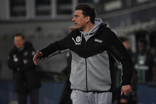 31.10.2025, xjrdrx, Fussball 2.Bundesliga, SV Elversberg - Hannover 96 v.l. Trainer Vincent Wagner (SV Elversberg) gibt Anweisungen, gestikuliert, mit den Armen gestikulieren gives instructions, gesticulate (DFL DFB REGULATIONS PROHIBIT ANY USE OF PHOTOGRAPHS as IMAGE SEQUENCES and or QUASI-VIDEO) Elversberg