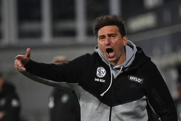 31.10.2025, xjrdrx, Fussball 2.Bundesliga, SV Elversberg - Hannover 96 v.l. Trainer Vincent Wagner (SV Elversberg) gibt Anweisungen, gestikuliert, mit den Armen gestikulieren gives instructions, gesticulate (DFL DFB REGULATIONS PROHIBIT ANY USE OF PHOTOGRAPHS as IMAGE SEQUENCES and or QUASI-VIDEO) Elversberg