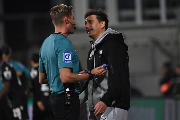 31.10.2025, xjrdrx, Fussball 2.Bundesliga, SV Elversberg - Hannover 96 v.l. Schiedsrichter Referee Timo Gerach Trainer Vincent Wagner (SV Elversberg) (DFL DFB REGULATIONS PROHIBIT ANY USE OF PHOTOGRAPHS as IMAGE SEQUENCES and or QUASI-VIDEO) Elversberg