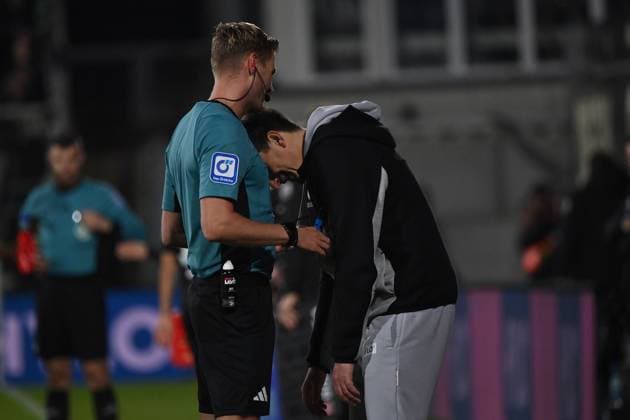 31.10.2025, xjrdrx, Fussball 2.Bundesliga, SV Elversberg - Hannover 96 v.l. Schiedsrichter Referee Timo Gerach Trainer Vincent Wagner (SV Elversberg) (DFL DFB REGULATIONS PROHIBIT ANY USE OF PHOTOGRAPHS as IMAGE SEQUENCES and or QUASI-VIDEO) Elversberg