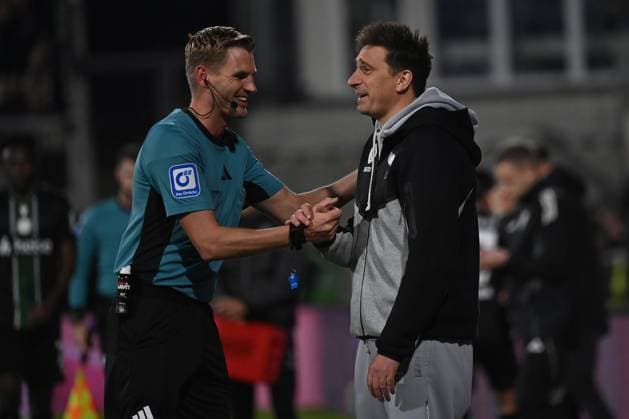 31.10.2025, xjrdrx, Fussball 2.Bundesliga, SV Elversberg - Hannover 96 v.l. Schiedsrichter Referee Timo Gerach Trainer Vincent Wagner (SV Elversberg) (DFL DFB REGULATIONS PROHIBIT ANY USE OF PHOTOGRAPHS as IMAGE SEQUENCES and or QUASI-VIDEO) Elversberg