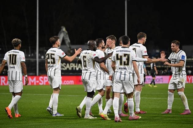 31.10.2025, xjrdrx, Fussball 2.Bundesliga, SV Elversberg - Hannover 96 v.l. Torjubel nach dem Tor zum celebrating the goal celebrate 1:0 durch Lukas Petkov (SV Elversberg) (NAMENSKORREKTUR) (DFL DFB REGULATIONS PROHIBIT ANY USE OF PHOTOGRAPHS as IMAGE SEQUENCES and or QUASI-VIDEO) Elversberg