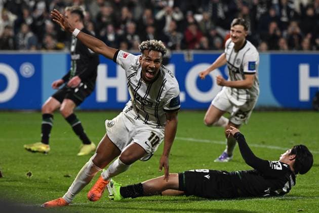 31.10.2025, xjrdrx, Fussball 2.Bundesliga, SV Elversberg - Hannover 96 v.l. Torjubel nach dem Tor zum celebrating the goal celebrate 2:1 durch Bambase Conte (SV Elversberg) (DFL DFB REGULATIONS PROHIBIT ANY USE OF PHOTOGRAPHS as IMAGE SEQUENCES and or QUASI-VIDEO) Elversberg