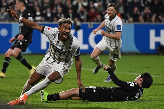 31.10.2025, xjrdrx, Fussball 2.Bundesliga, SV Elversberg - Hannover 96 v.l. Torjubel nach dem Tor zum celebrating the goal celebrate 2:1 durch Bambase Conte (SV Elversberg) (DFL DFB REGULATIONS PROHIBIT ANY USE OF PHOTOGRAPHS as IMAGE SEQUENCES and or QUASI-VIDEO) Elversberg