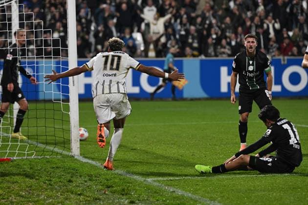 31.10.2025, xjrdrx, Fussball 2.Bundesliga, SV Elversberg - Hannover 96 v.l. Torjubel nach dem Tor zum celebrating the goal celebrate 2:1 durch Bambase Conte (SV Elversberg) (DFL DFB REGULATIONS PROHIBIT ANY USE OF PHOTOGRAPHS as IMAGE SEQUENCES and or QUASI-VIDEO) Elversberg