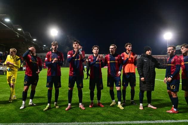 Enttäuschte Unterhachinger Spieler bedanken sich bei den Fans, bedanken, Dank, Feiern, optimistisch, 31.10.2025, Unterhaching (Deutschland), Fussball, Regionalliga Bayern, SpVgg Unterhaching - FC Würzburger Kickers