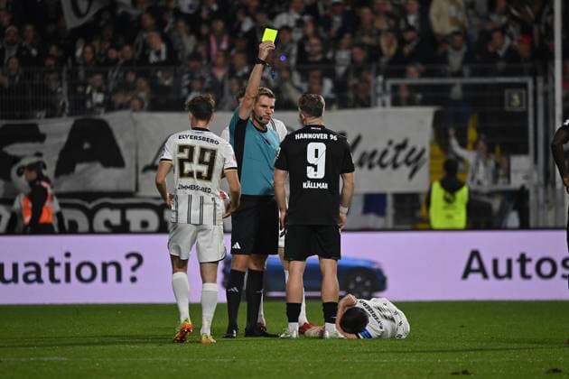 31.10.2025, xjrdrx, Fussball 2.Bundesliga, SV Elversberg - Hannover 96 v.l. Schiedsrichter Referee Timo Gerach zeigt Benjamin Källmann (Hannover 96) die gelbe Karte (DFL DFB REGULATIONS PROHIBIT ANY USE OF PHOTOGRAPHS as IMAGE SEQUENCES and or QUASI-VIDEO) Elversberg