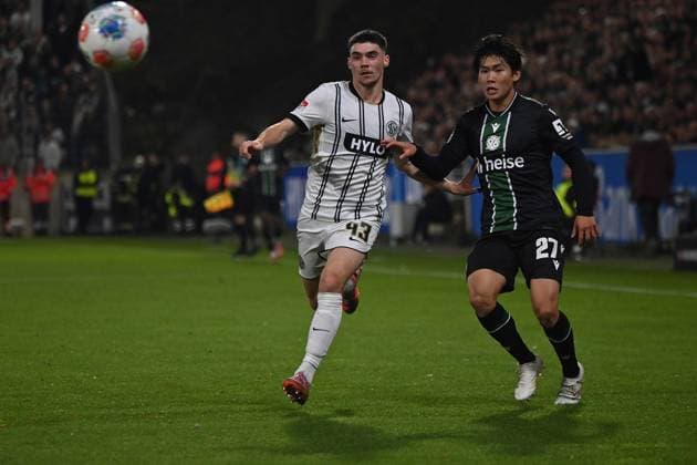 31.10.2025, xjrdrx, Fussball 2.Bundesliga, SV Elversberg - Hannover 96 v.l. Felix Keidel (SV Elversberg) Hayate Matsuda (Hannover 96) Zweikampf, Aktion, action, battle for the ball (DFL DFB REGULATIONS PROHIBIT ANY USE OF PHOTOGRAPHS as IMAGE SEQUENCES and or QUASI-VIDEO) Elversberg