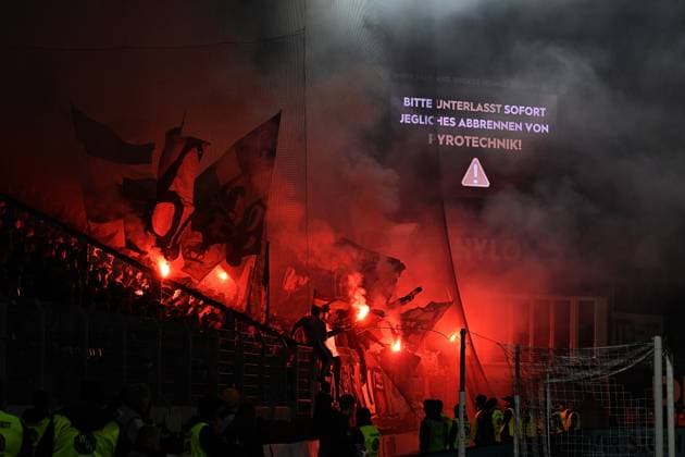 31.10.2025, xjrdrx, Fussball 2.Bundesliga, SV Elversberg - Hannover 96 v.l. Fans Ultras Zuschauer Hannover 96, Stimmung, Schals, Fahnen zuenden Pyrotechnik, Benglos, Rauch, Nebel, Feuerwerk (DFL DFB REGULATIONS PROHIBIT ANY USE OF PHOTOGRAPHS as IMAGE SEQUENCES and or QUASI-VIDEO) Elversberg
