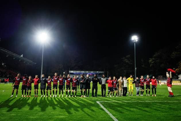 3. Liga: FC Viktoria Köln - FC Ingolstadt 04, 31.10.2025 Freude bei der Mannschaft von Viktoria Köln nach dem Spiel ; Köln, 31.10.2025, 13. Spieltag der 3. Fußball-Liga, FC Viktoria Köln - FC Ingolstadt 04 im Sportpark Hoehenberg in Köln. Die DFL-Bestimmungen verbieten die Verwendung von Fotografien als Bildsequenzen und oder Quasi-Videos. Copyright: xBEAUTIFULxSPORTS LeahxKohringx