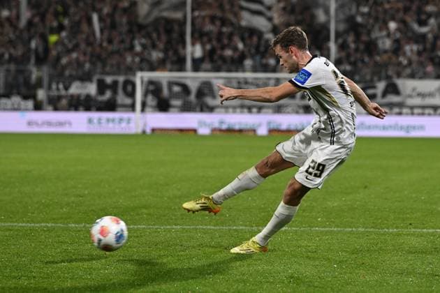 31.10.2025, xjrdrx, Fussball 2.Bundesliga, SV Elversberg - Hannover 96 v.l. Tom Zimmerschied (SV Elversberg) (DFL DFB REGULATIONS PROHIBIT ANY USE OF PHOTOGRAPHS as IMAGE SEQUENCES and or QUASI-VIDEO) Elversberg