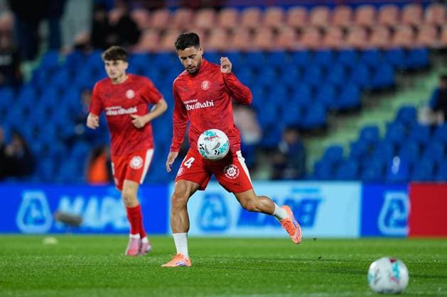 October 31, 2025, Getafe, Madrid, Spain: Alex Moreno of Girona FC warms up during the Spanish League, LaLiga EA Sports, football match played between Getafe CF and Girona FC at Coliseum de Getafe stadium on October 31, 2025, in Getafe, Spain. Getafe Spain - ZUMAa181 20251031_zaa_a181_111 Copyright: xDennisxAgyemanx