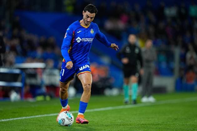 October 31, 2025, Getafe, Madrid, Spain: Juan Iglesias of Getafe CF kicks the ball during the Spanish League, LaLiga EA Sports, football match played between Getafe CF and Girona FC at Coliseum de Getafe stadium on October 31, 2025, in Getafe, Spain. Getafe Spain - ZUMAa181 20251031_zaa_a181_116 Copyright: xDennisxAgyemanx