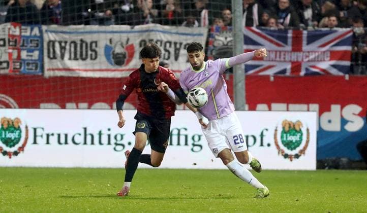 31.10.2025, xfsx, Herren, Fussball, Saison 2025 2026, Regionalliga Bayern, 16. Spieltag: SpVgg Unterhaching - FC Wuerzburger Kickers v.li.: Samuel Weiss (SpVgg Unterhaching), Ebrahim Fahrahnak (FC Wuerzburger Kickers) Unterhaching uhlsport PARK Bayern Deutschland