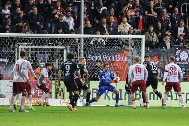 3. Liga; FC Viktoria Köln - FC Ingolstadt 04; Torwart Kai Eisele (25, FCI) hält sicher Greger Christoph (15 VK) Max Plath (14 FCI) Simon Lorenz (32, FCI) Linus Rosenlöcher (19, FCI) 3. Liga - FC Ingolstadt 04 Saison 2025 2026 FC Viktoria Köln
