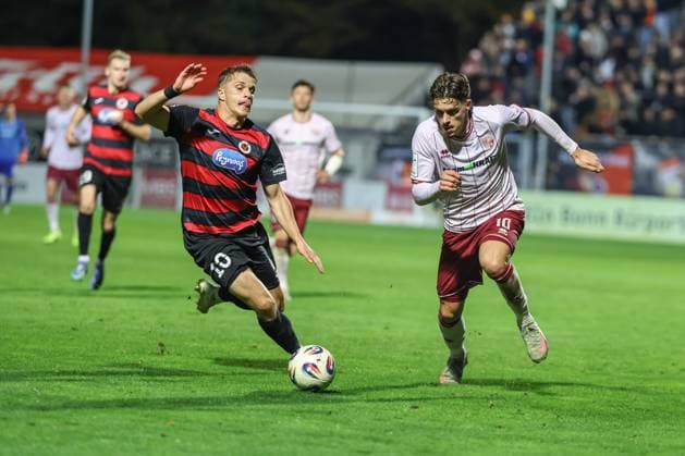 3. Liga; FC Viktoria Köln - FC Ingolstadt 04; Zweikampf Kampf um den Ball Dennis Kaygin (10, FCI) Otto David (10 VK) 3. Liga - FC Ingolstadt 04 Saison 2025 2026 FC Viktoria Köln