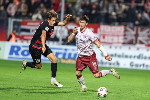 3. Liga; FC Viktoria Köln - FC Ingolstadt 04; Zweikampf Kampf um den Ball Kloss Tim (18 VK) Linus Rosenlöcher (19, FCI) 3. Liga - FC Ingolstadt 04 Saison 2025 2026 FC Viktoria Köln