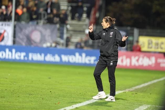 3. Liga; FC Viktoria Köln - FC Ingolstadt 04; an der Seitenlinie, Spielerbank Cheftrainerin Sabrina Wittmann (FCI) 3. Liga - FC Ingolstadt 04 Saison 2025 2026 FC Viktoria Köln