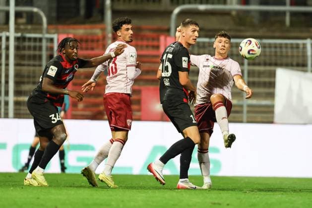 3. Liga; FC Viktoria Köln - FC Ingolstadt 04; Zweikampf Kampf um den Ball Ronstadt Frank (34 VK) Davide Sekulovic (33, FCI) Greger Christoph (15 VK) Mads Borchers (9, FCI) 3. Liga - FC Ingolstadt 04 Saison 2025 2026 FC Viktoria Köln