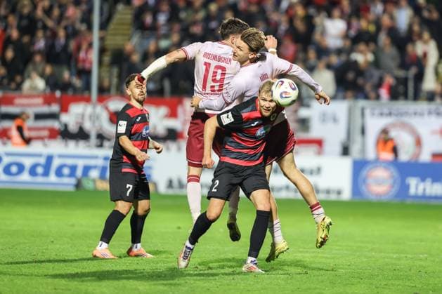3. Liga; FC Viktoria Köln - FC Ingolstadt 04; Zweikampf Kampf um den Ball Julian Kügel (29, FCI) Linus Rosenlöcher (19, FCI) Dietz Lars (2 VK) Handle Simon (7 VK) 3. Liga - FC Ingolstadt 04 Saison 2025 2026 FC Viktoria Köln