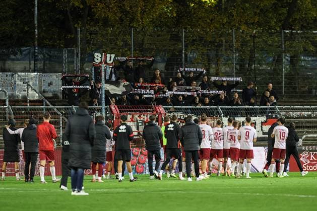 3. Liga; FC Viktoria Köln - FC Ingolstadt 04; Niederlage, hängende Köpfe Spieler bedanken sich bei den mitgereisten Fans 3. Liga - FC Ingolstadt 04 Saison 2025 2026 FC Viktoria Köln