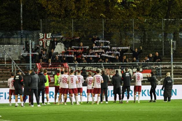 3. Liga; FC Viktoria Köln - FC Ingolstadt 04; Niederlage, hängende Köpfe Spieler bedanken sich bei den mitgereisten Fans 3. Liga - FC Ingolstadt 04 Saison 2025 2026 FC Viktoria Köln