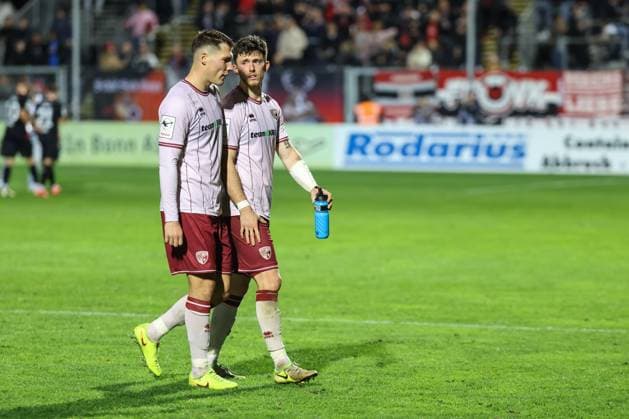 3. Liga; FC Viktoria Köln - FC Ingolstadt 04; Niederlage, hängende Köpfe Spieler bedanken sich bei den mitgereisten Fans Jonas Scholz (15, FCI) Linus Rosenlöcher (19, FCI) 3. Liga - FC Ingolstadt 04 Saison 2025 2026 FC Viktoria Köln