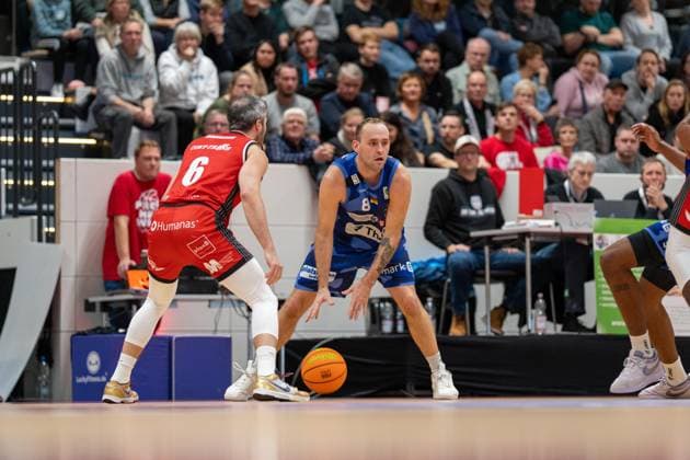 Deutschland: 2. Barmer Basketball Bundesliga Pro A 2025 26, 6. Spieltag - SBB Baskets Wolmirstedt vs Phoenix Hagen - Wolfgang Lakenmacher Halle (Magdeburg): Devin Schmidt (Phoenix Hagen, 8) Copyright: xTomxLauruschkatx