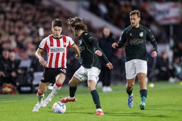 EINDHOVEN - (L-R) Esmir Bajraktarevic of PSV Eindhoven and Jasper Dahlhaus of Fortuna Sittard during the Dutch Eredivisie match between PSV Eindhoven and Fortuna Sittard at the Phillips Stadium on October 31, 2025, in Eindhoven, Netherlands. ANP IRIS VAN DEN BROEK Eredivisie 2025-2026 xVIxANPxSportx xxANPxIVx 540857280 originalFilename: 540857280.jpg
