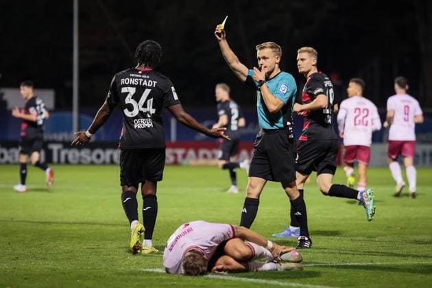 3. Liga: FC Viktoria Köln - FC Ingolstadt 04, 31.10.2025 Gelbe Karte für Frank Ronstadt (FC Viktoria Köln, 34) ; Köln, 31.10.2025, 13. Spieltag der 3. Fußball-Liga, FC Viktoria Köln - FC Ingolstadt 04 im Sportpark Hoehenberg in Köln. Die DFL-Bestimmungen verbieten die Verwendung von Fotografien als Bildsequenzen und oder Quasi-Videos. Copyright: xBEAUTIFULxSPORTS LeahxKohringx