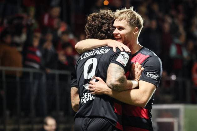 3. Liga: FC Viktoria Köln - FC Ingolstadt 04, 31.10.2025 Freude bei Lex-Tyger Lobinger (Viktoria Köln, 9) und Lars Dietz (Viktoria Köln, 2) ; Köln, 31.10.2025, 13. Spieltag der 3. Fußball-Liga, FC Viktoria Köln - FC Ingolstadt 04 im Sportpark Hoehenberg in Köln. Die DFL-Bestimmungen verbieten die Verwendung von Fotografien als Bildsequenzen und oder Quasi-Videos. Copyright: xBEAUTIFULxSPORTS LeahxKohringx